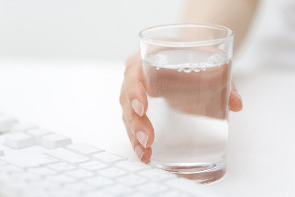 Lý do tại sao uống nước lọc tốt hơn nước ép trái cây